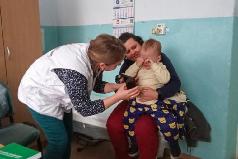 Consultation organisée par MSF dans le village de Myrolyubivka, situé à une vingtaine de kilomètres au nord-ouest de Kherson, le 28 novembre 2022. Ukraine.
