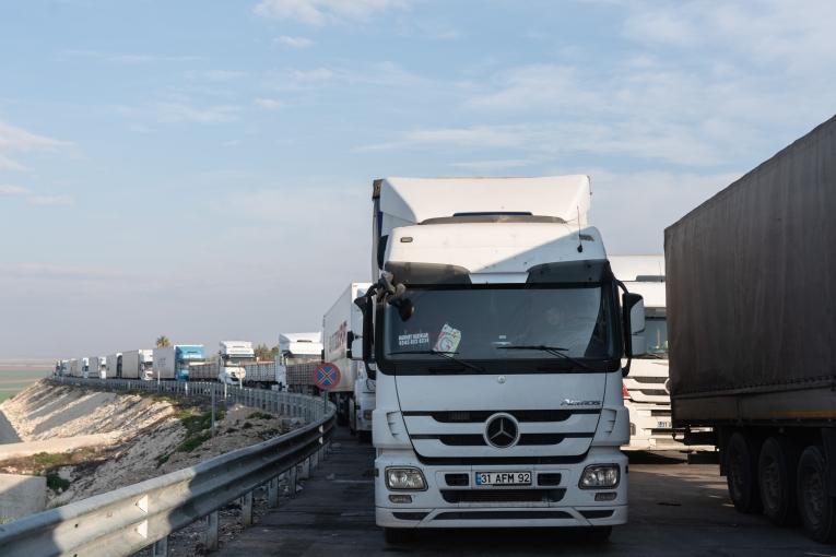 Convoi de 14 camions à la frontière turque 