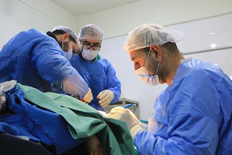 Des médecins syriens opèrent un patient dans un hôpital d’Atmeh. Les équipements de la salle d’opération de cet hôpital sont issus d’une donation de l’équipe MSF d’Atmeh.