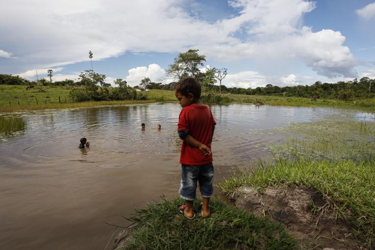 Carlos, devant le plan d'eau dénominé "el Tapón", source principale de la population de La Montañita.