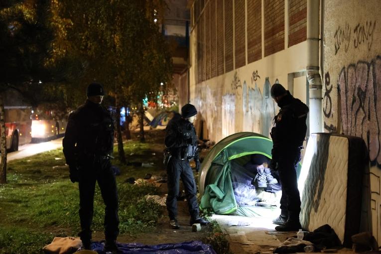 Des policiers demandent à un jeune installé sous le pont d’Ivry-sur-Seine de quitter sa tente. Décembre, 2022