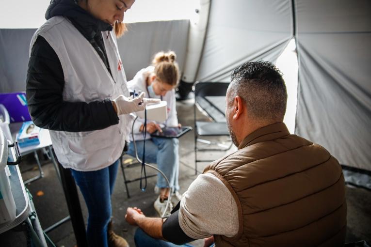 Un patient est soigné à la clinique mobile de MSF à Porte de la Villette, le 26 octobre 2023.