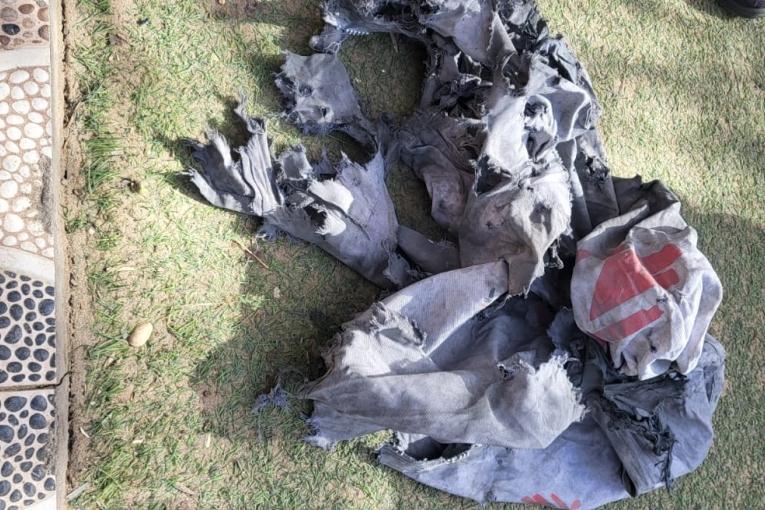 Photo de la veste MSF de Hasan Suboh, tué dans la nuit du 24 octobre 2024, retrouvée déchirée dans les décombres, Khan Younès