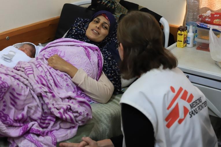 Suad a récemment accouché à l'hôpital Nasser, dans le sud de Gaza.