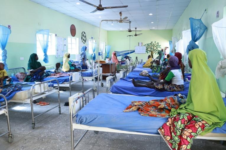 À Kano, les équipes de MSF gèrent un centre d'alimentation pour les nombreux enfants souffrant de malnutrition sévère, ainsi que plusieurs centres de soins ambulatoires pour les cas modérés. ©MSF