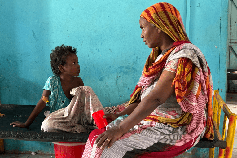 Une mère s'occupant de son enfant à la section pédiatrique du Centre de Traitement du Choléra de Kosti. 5 mars 2025.