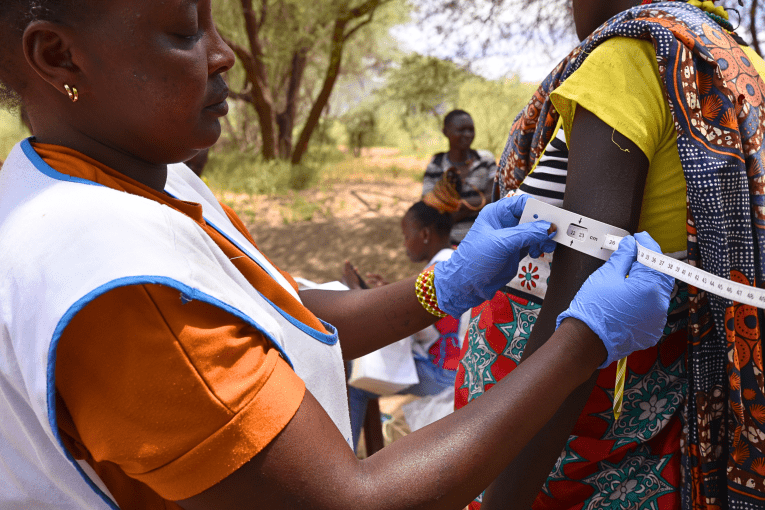 Evalyn Kaman, nutritionniste au ministère de la Santé, mesure le périmètre brachial d'une femme enceinte lors d'une campagne médicale de dépistage de la malnutrition dans le village de Nasorot. Comté de Baringo, Kenya