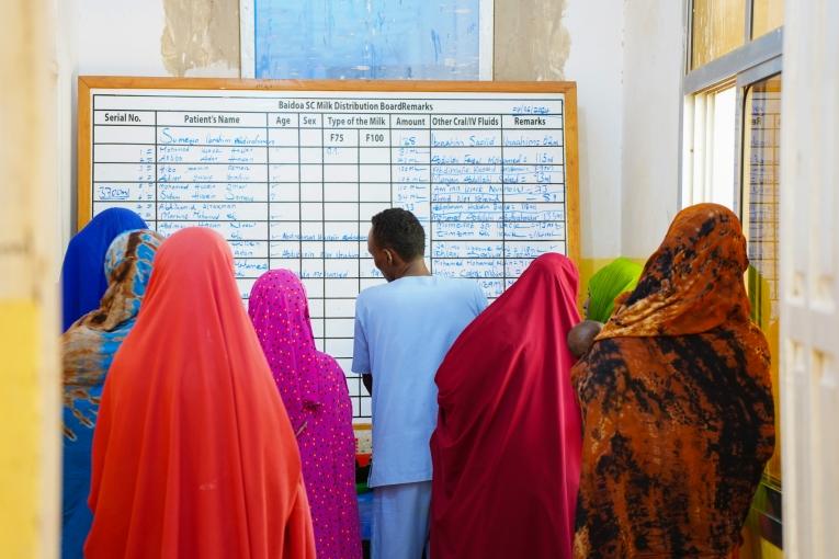 Des mères font la queue pour prendre le lait thérapeutique destiné à leurs enfants souffrant de malnutrition à l'hôpital régional de Bay, Baidoa, en Somalie. ©Mohamed Ali Adan/MSF