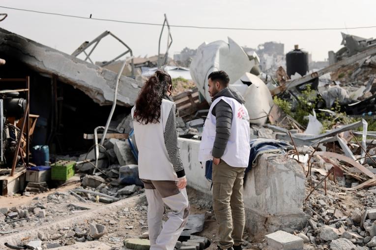 Des ingénieurs en eau et assainissement de MSF évaluent les conduites d'eau dans la ville de Beit Lahia, au nord de la bande de Gaza, en Palestine.