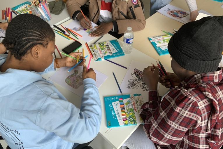 Des jeunes mineures non accompagnées accueillies au centre MSF à Pantin participent à un atelier de coloriage