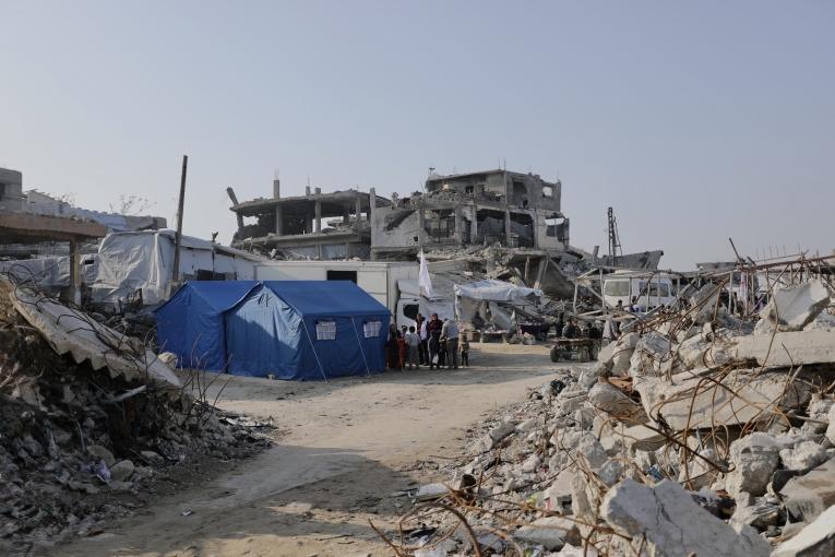 Les équipes de la clinique mobile MSF fournissent des soins de santé primaires dans le centre de la ville de Jabalya, au nord de la bande de Gaza, en Palestine. 