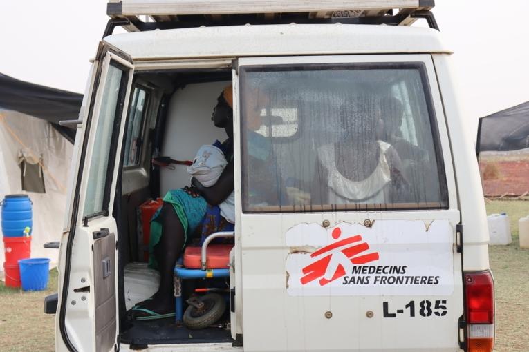 Les mères dont les enfants sont dans un état critique à cause du choléra, sont référées pour des soins médicaux supplémentaires, à Mattar, dans la région de Gambella en Éthiopie. 