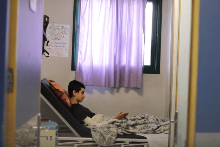 Tayseer Mansour, 17 ans, soigné par les équipes de MSF à l'hôpital Nasser de Khan Younis, à Gaza. Avril 2025 ©MSF