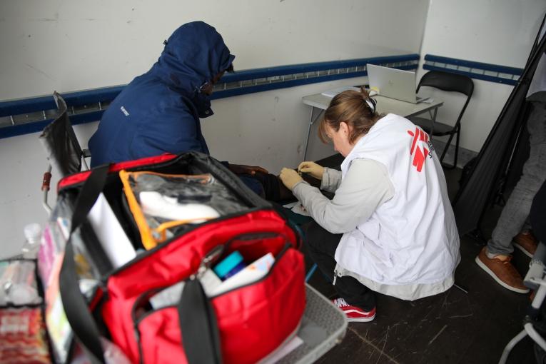 Assistance psychologique et médicale aux rescapés de naufrages, Calais, France, décembre 2024