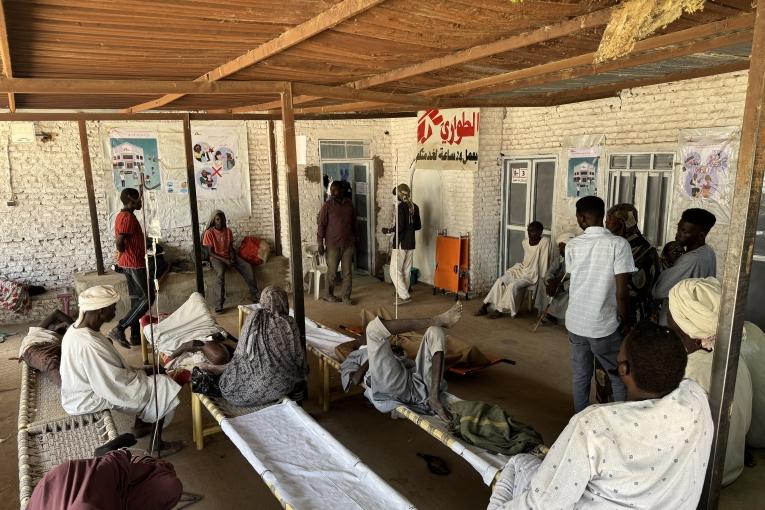 Des patients en attente de soins médicaux à l'entrée de l'hôpital de Tawila, dans le Darfour Nord, au Soudan. Avril 2025