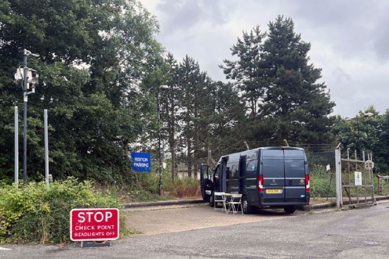 La clinique mobile gérée par MSF et Médecins du Monde (MdM), devant l’ancienne base de la Royal Air Force à Wethersfield, qui accueille jusqu’à 800 hommes demandeurs d'asiles. Février 2025
