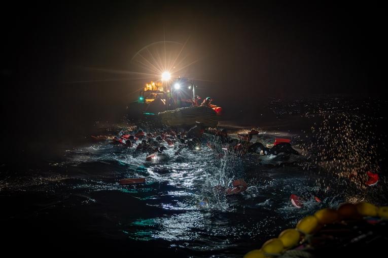 Les équipes MSF du Geo Barents portent secours à 45 personnes qui ont chaviré de leur embarcation de fortune, en Méditerranée centrale. Mars 2023