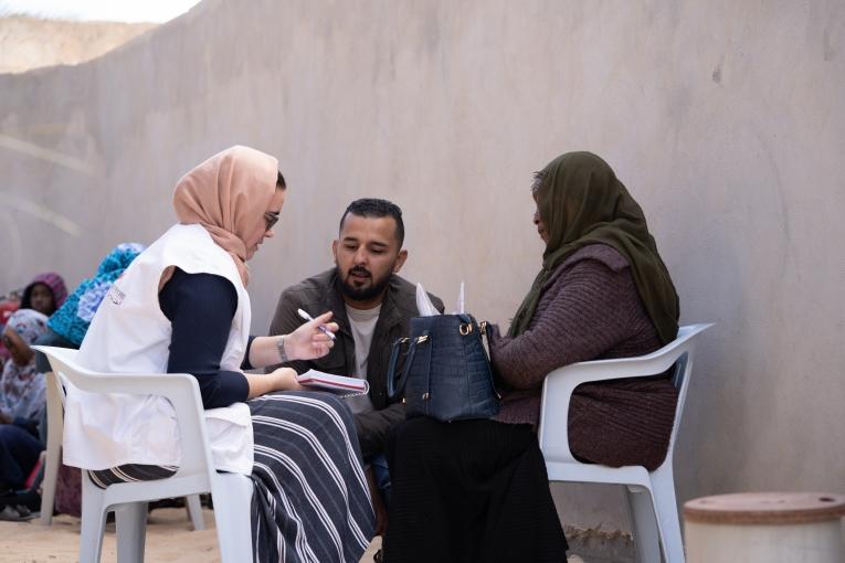 Une Responsable des activités de protection MSF échange avec un patient dans l'un des centres où MSF intervenait à Zuwara. Libye, décembre 2024