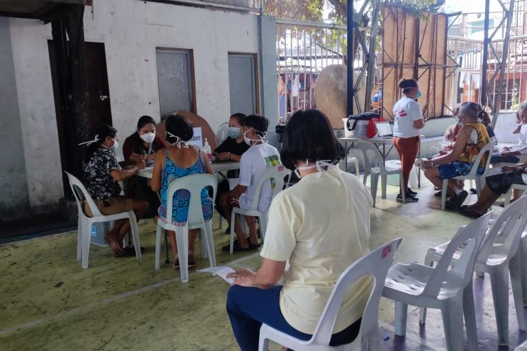 Des personnes attendent d'être dépistées pour la tuberculose dans une clinique mobile de MSF à Tondo, à Manille. Phillipines, mars 2023