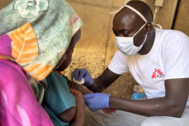 Salah Aldeen, infirmier de MSF, pose une perfusion intraveineuse à Marwa, 3 ans, admise car elle présentait les symptômes de la rougeole. Nord du Jebel Marra, Soudan, mai 2025. 