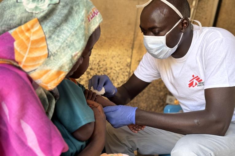 Salah Aldeen, infirmier de MSF, pose une perfusion intraveineuse à Marwa, 3 ans, admise car elle présentait les symptômes de la rougeole. Nord du Jebel Marra, Soudan, mai 2025. 