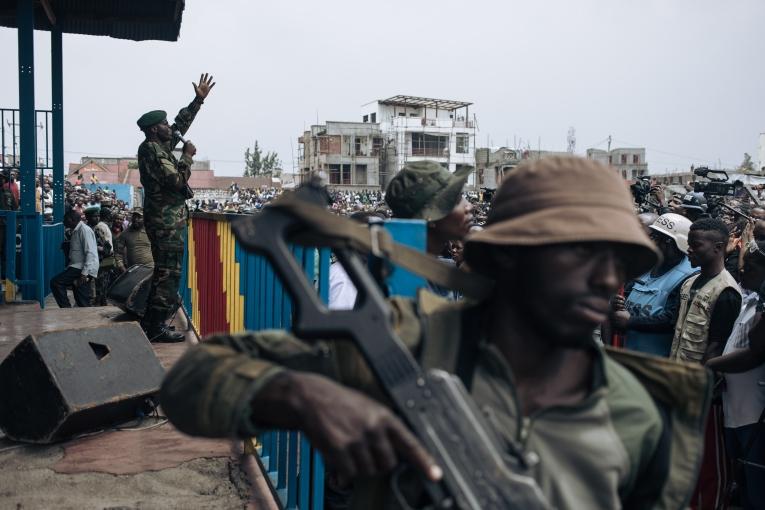 Un représentant du groupe armé AFC/M23 prend la parole lors d’un rassemblement dans le stade de l’Unité de Goma, auquel des milliers d’habitants ont pris part. C’est la première prise de parole officielle du M23 depuis la prise de contrôle de la ville. Goma, 6 février 2025.