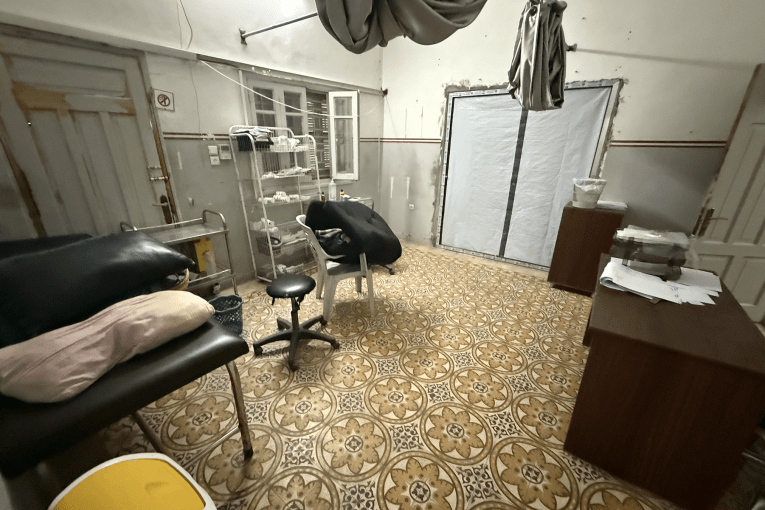 La salle des soins de la clinique MSF de la ville de Gaza, vide après la suspension des activités de MSF en raison de l'offensive militaire israélienne. Ville de Gaza, Gaza, septembre 2025. 
