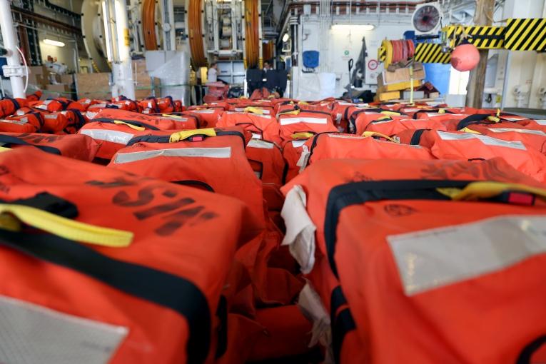 Vue de gilets de sauvetage pour une mission de sar en Méditerranée centrale, Geo Barents, MSF