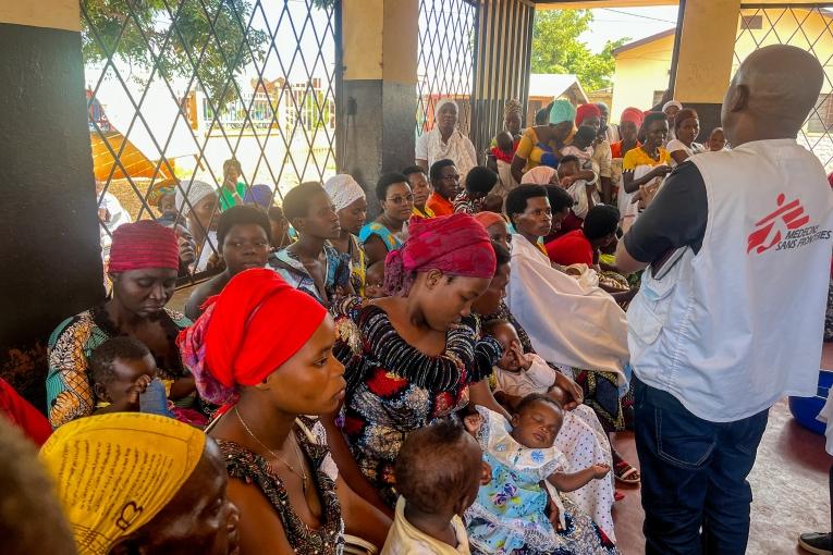 Salle d'attente remplie d'un centre de santé pour la prise en charge du paludisme, au Burundi