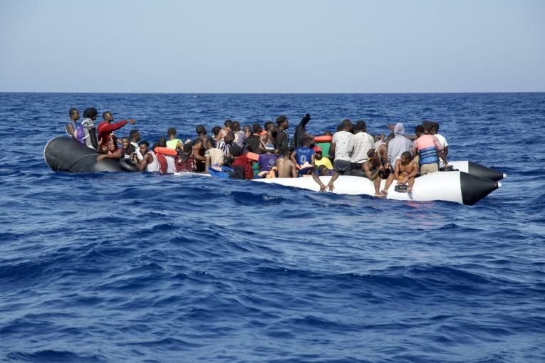 Un bateau en Méditerranée, entrain de chavirer