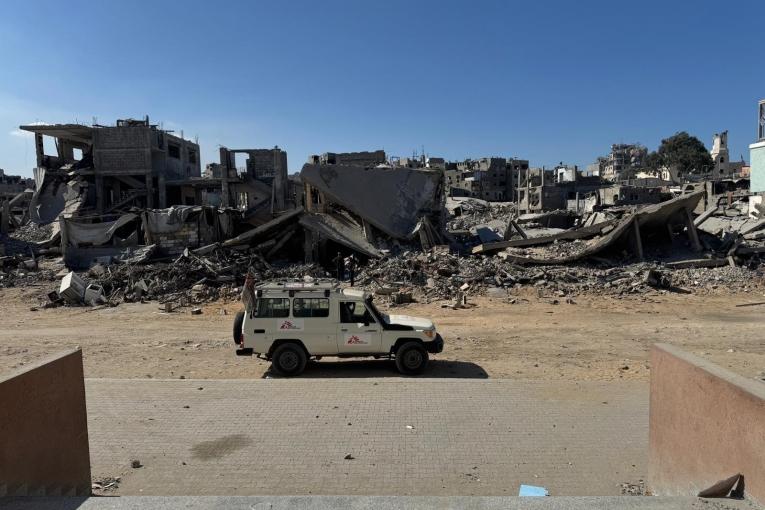 Un véhicule MSF devant des décombres à Gaza