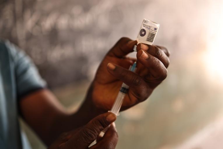 Un vaccin contre la diphtérie est préparé dans le cadre d'une campagne de vaccination soutenue par MSF dans l'État de Bauchi, au nord-est du Nigeria.