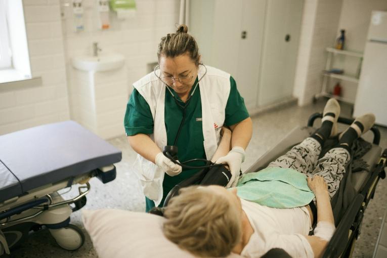 Un médecin s'occupe d'un patient en Ukraine 