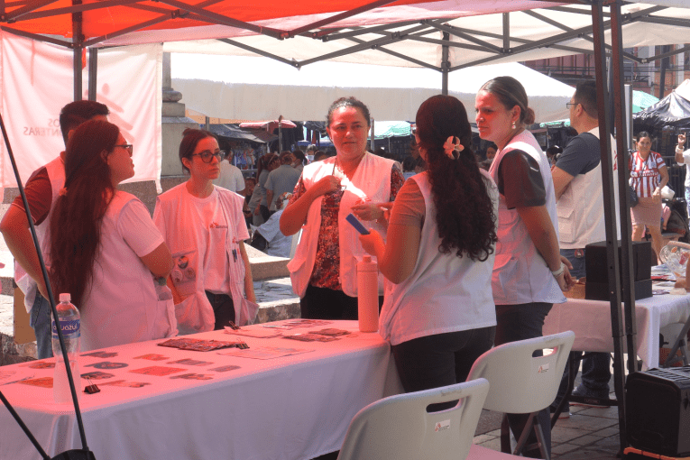 Sonia, référente médicale du projet, examine avec l'équipe médicale les activités que MSF mènera lors de la foire de la santé, en collaboration avec le ministère de la Santé.