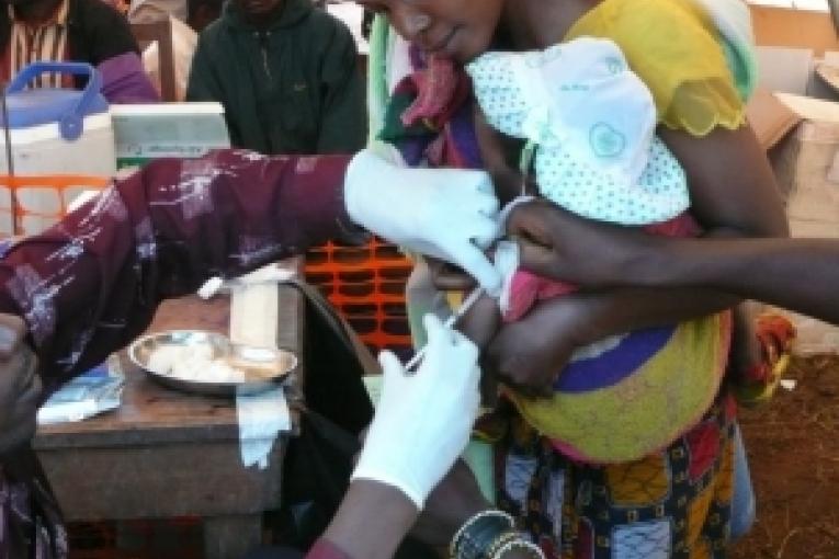 Vaccination d'un bébé dans le cadre d'une campagne menée dans un village près de Nyanzale dans la province du Nord Kivu