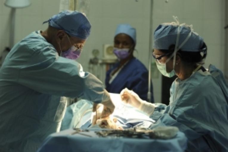 Hôpital MSF de Choscal. Une fillette âgée de douze doit subir une amputation de toute urgence.