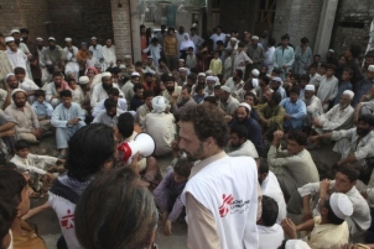 Au Pakistan 1300 personnels nationaux et internationaux de Médecins Sans Frontières sont désormais à pied d\'œuvre pour venir en aide aux populations sinistrées par les inondations. MSF mène actuellement des activités sur plus de 15 sites dans les