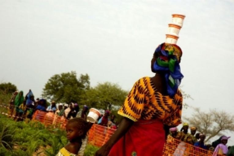 District de Guidam Roumji Niger 2007. Une mère et son enfant emportent des pots de compléments nutritionnels distribués par MSF.