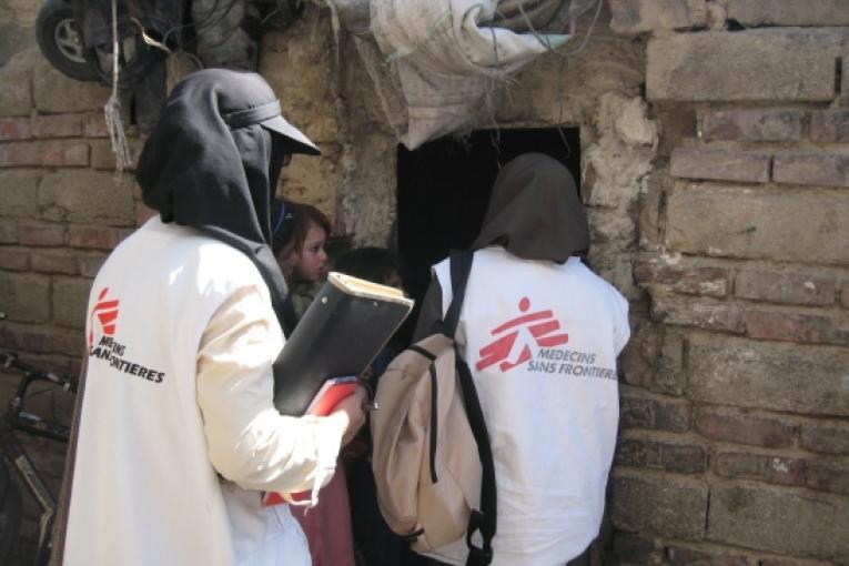 Depuis mai 2008, une équipe médicale MSF composée de trois sages femmes, d'une traductrice et deux travailleurs sociaux fait des visites à domicile deux fois par semaine auprès des femmes afghanes de Zahedan, en Iran. Un tiers des patientes accouchent à la maison.