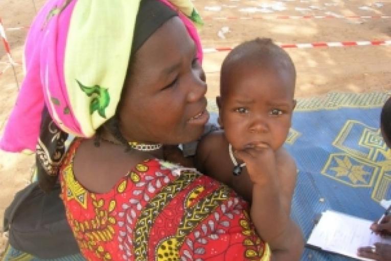 Mère et son enfant dans le programme nutritionnel MSF de Maradi au Niger  avril 2008