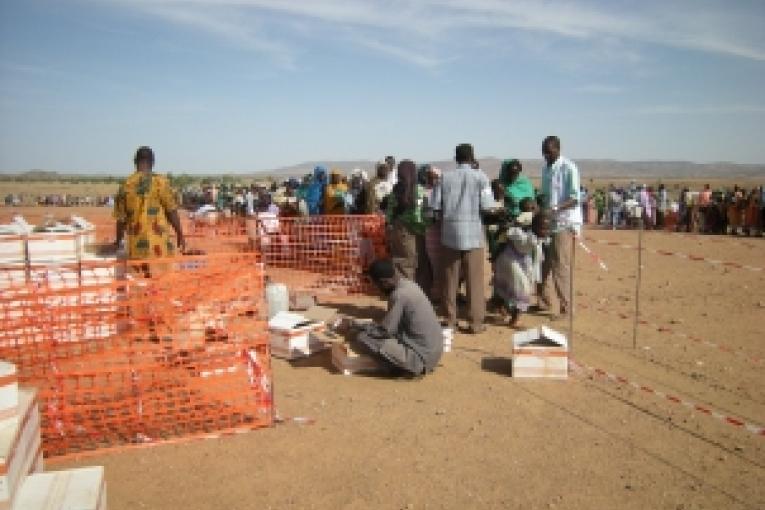 Distribution de complément nutritionnel pour les enfants du camp du Hassa Hissa Zalingei Darfour mai 2008