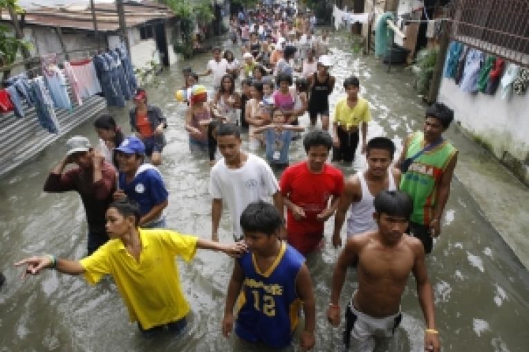 Victimes des inondations se dirigeant vers un centre d’évacuation à Pateros à l’est de Manille.