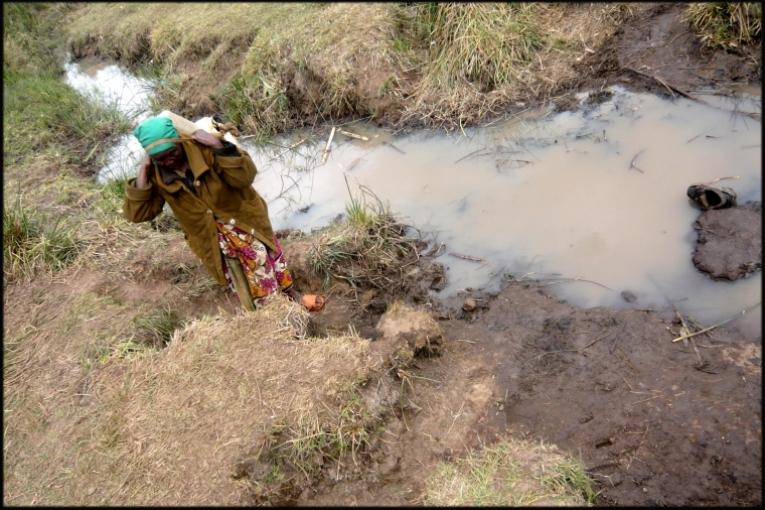 Dans la région de Kericho les femmes du camp de Kamwingi 2 ne pouvaient puiser de l'eau que dans cette rivière. MSF est intervenue pour assurer un accès à de l'eau propre et potable.