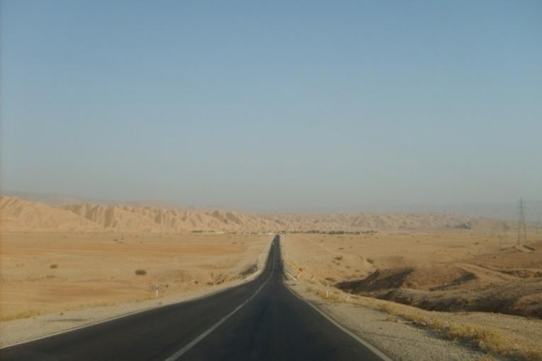 @Antoine Prus. Mehran est située en Iran à quelques kilomètres de la frontière avec l'Irak à 250 kilomètres soit quatre heures de route de Bagdad. L'hôpital Iman Hossein de Mehran est avec Amman en Jordanie et Souleymanieh au Kurdistan Irakien la