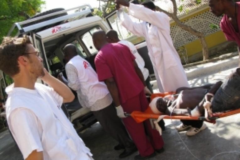 Les équipes MSF ont stabilisé un blessé par balle et procèdent à son transfert vers l'hôpital de la Trinité.