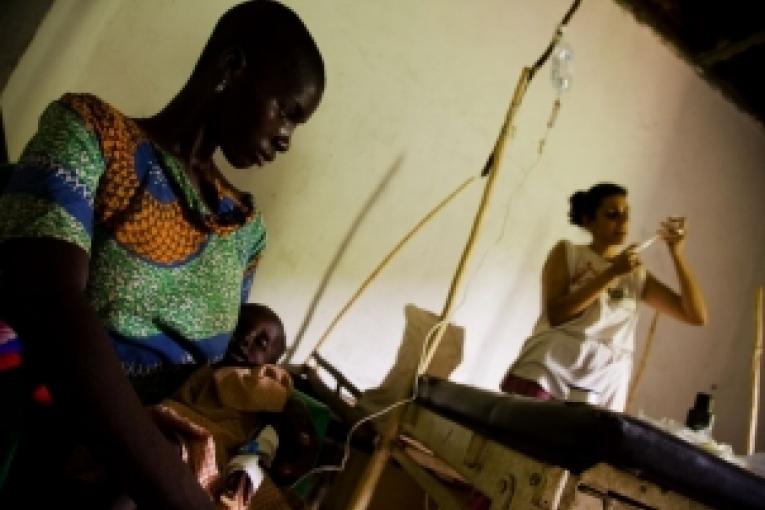 Une maman déplacée et son enfant à la clinique MSF de Naandi Sud Sudan juin 2009.