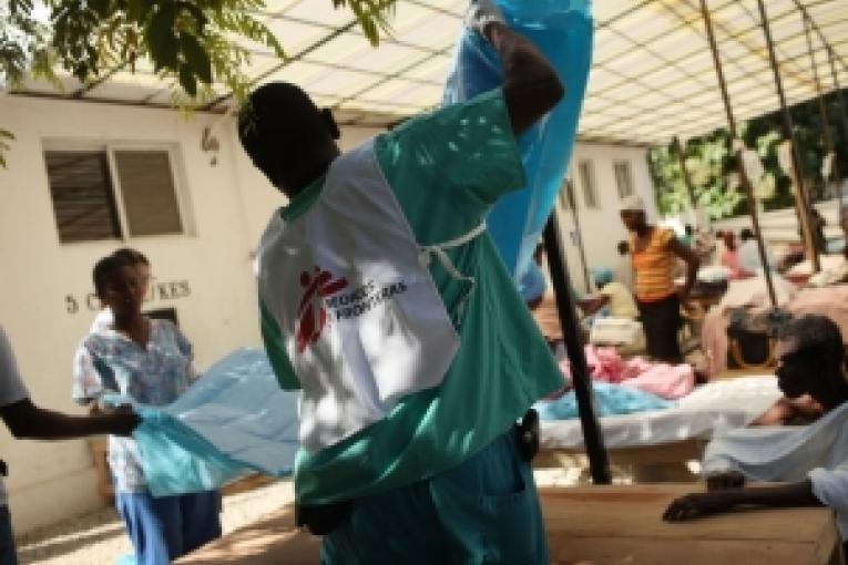 Une équipe MSF dans l\'hôpital du ministère de la santé à Saint Marc le 30 octobre 2010.