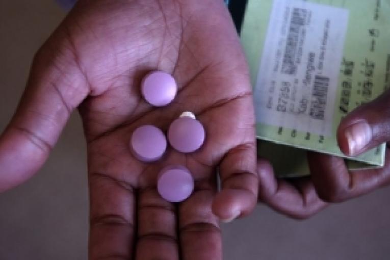 Les médicaments produits en Inde sont parmi les moins chers au monde car jusqu'à janvier 2005 l'Inde pouvait produire des médicaments génériques. Elle est ainsi devenue une source clé de médicaments vitaux à prix abordable comme par exemple d'anti