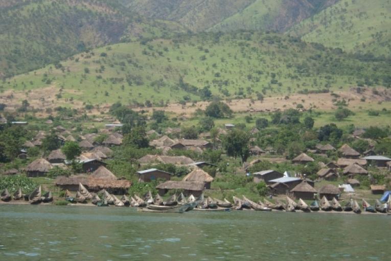 Le village de Lunyasenghe au bord du lac EdouardLe 28 novembre MSF est informée par le centre de santé de Lunyasenghe que 77 cas suspects de choléra dont neuf morts ont été enregistrés en l'espace de dix jours. Le lendemain une équipe MSF arrive au