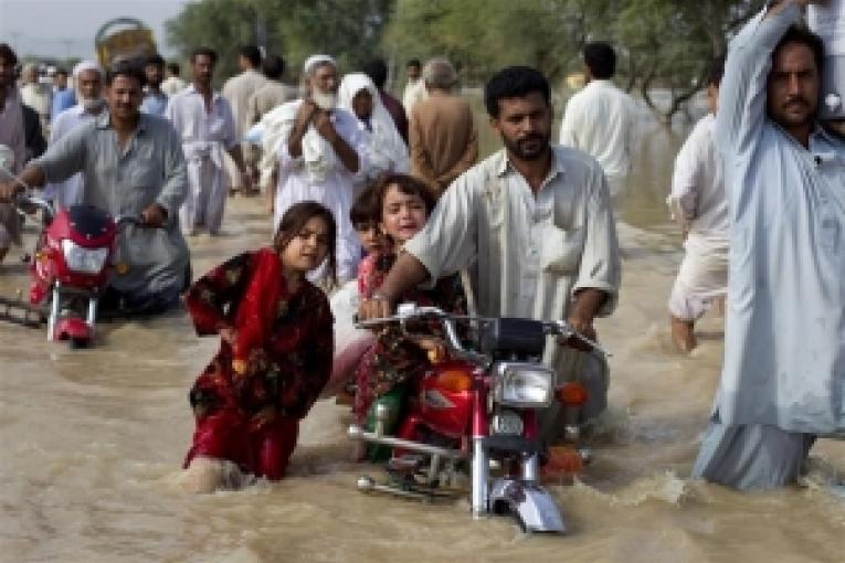 Le Dr Awais Yaqub travaille actuellement pour MSF à Charsadda l\'une des zones les plus fortement touchées par les inondations. Adjoint au coordonnateur médical au Pakistan le médecin nous décrit la situation dans cette région sinistrée.